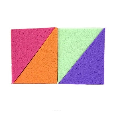 Komplet czterech trójkątnych gąbek do makijażu.